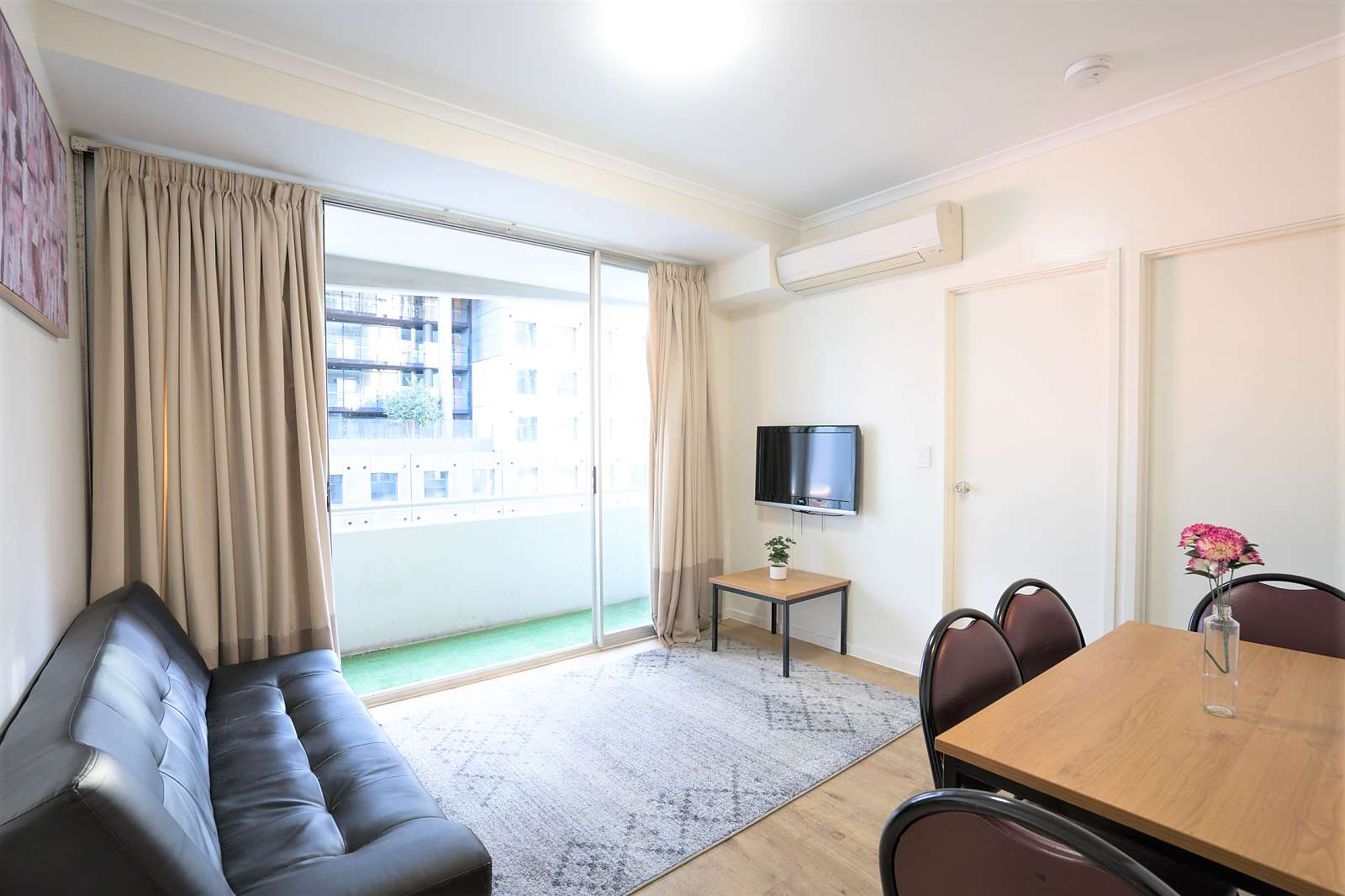Actual Photos of a Deluxe Two Bedroom Apartment Arrow On Swanston 376-Arrow-On-Swanston-Pty-Ltd-accomodation-217