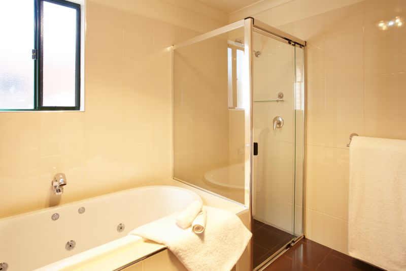 Actual Photos of a 2 bedroom apartment Clare Valley Apartments 147-Clare-Country-Club-accomodation-