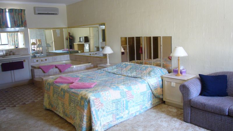 Actual Photos of a 2 Room Unit El Sierra Motel 117-MRG-Resorts-Pty-Ltd-accomodation-Barooga