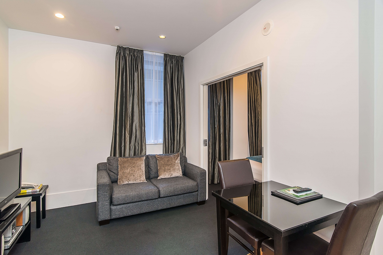 Actual Photos of a One Bedroom Apartment Gilmer Apartment Hotel 226-Rata-Road-Holdings-LTD-accomodation-15