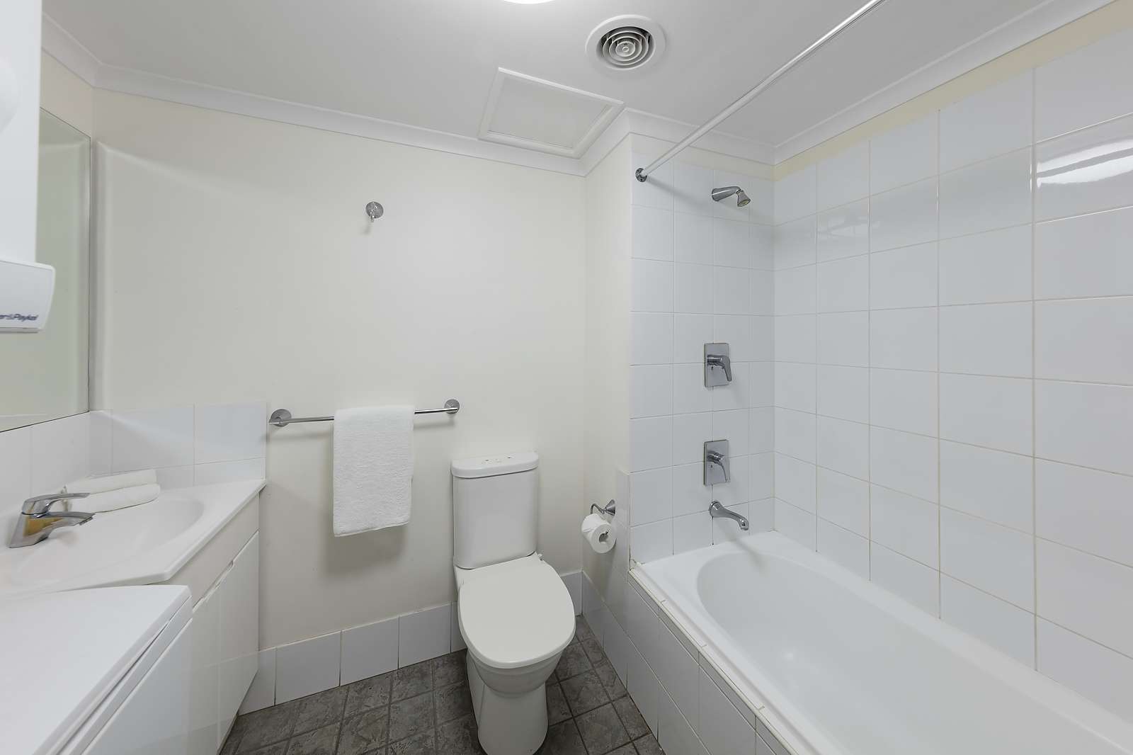 Actual Photos of a One Bedroom Apartment | Queen Nesuto The Entrance Apartment Hotel 324-Waldorf-Apartments-The-Entrance-Pty-Ltd-accomodation-The-Entrance