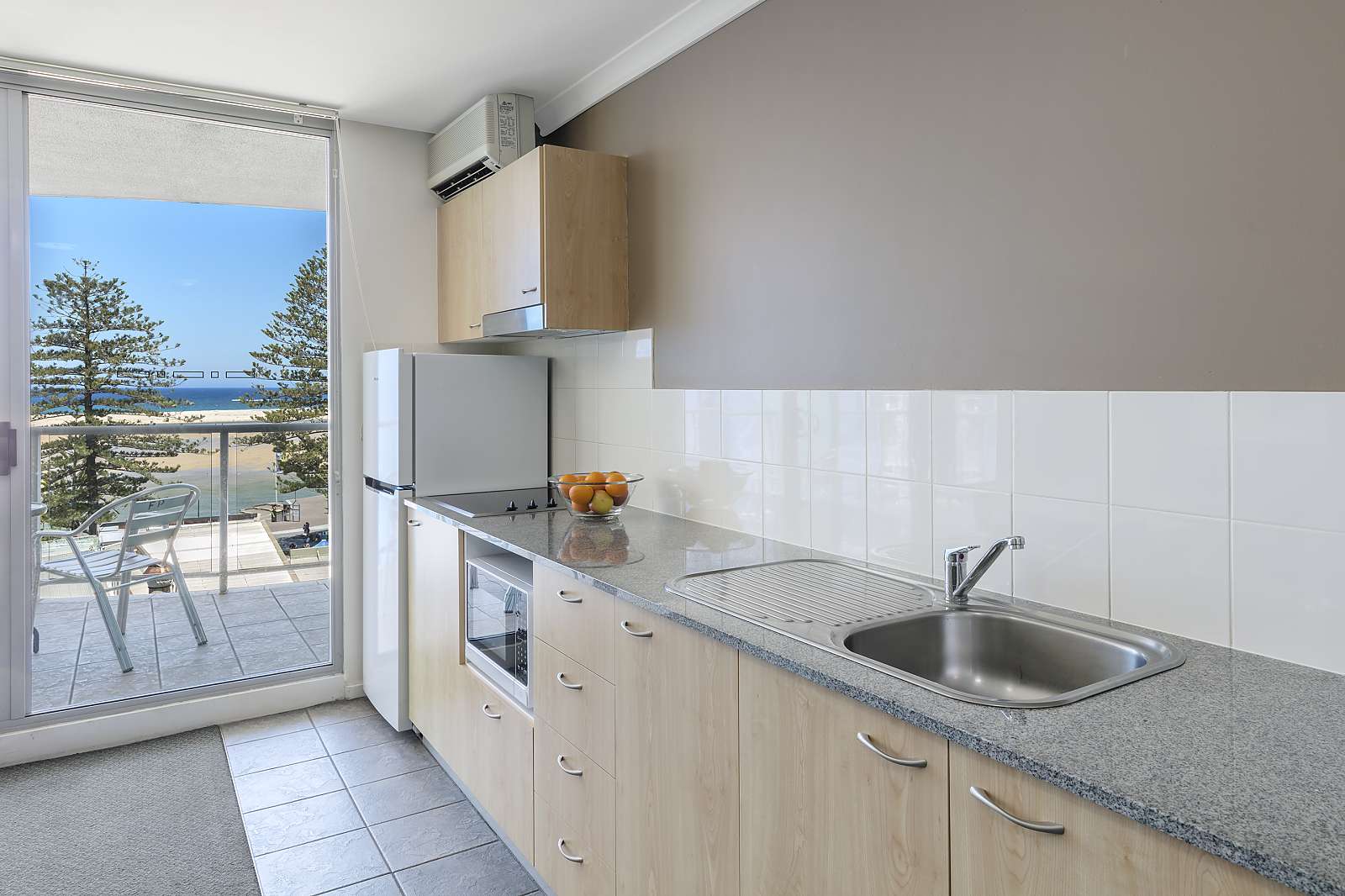 Actual Photos of a One Bedroom Apartment | Queen Nesuto The Entrance Apartment Hotel 324-Waldorf-Apartments-The-Entrance-Pty-Ltd-accomodation-The-Entrance