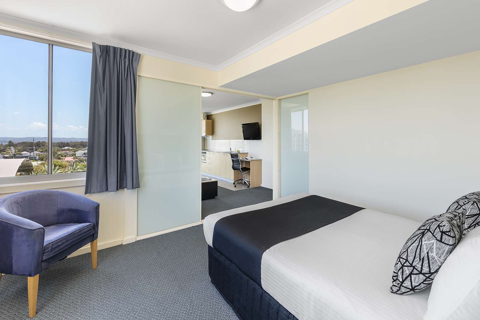 Actual Photos of a 2 Bedroom Apartment | Queen Nesuto The Entrance Apartment Hotel 324-Waldorf-Apartments-The-Entrance-Pty-Ltd-accomodation-The-Entrance