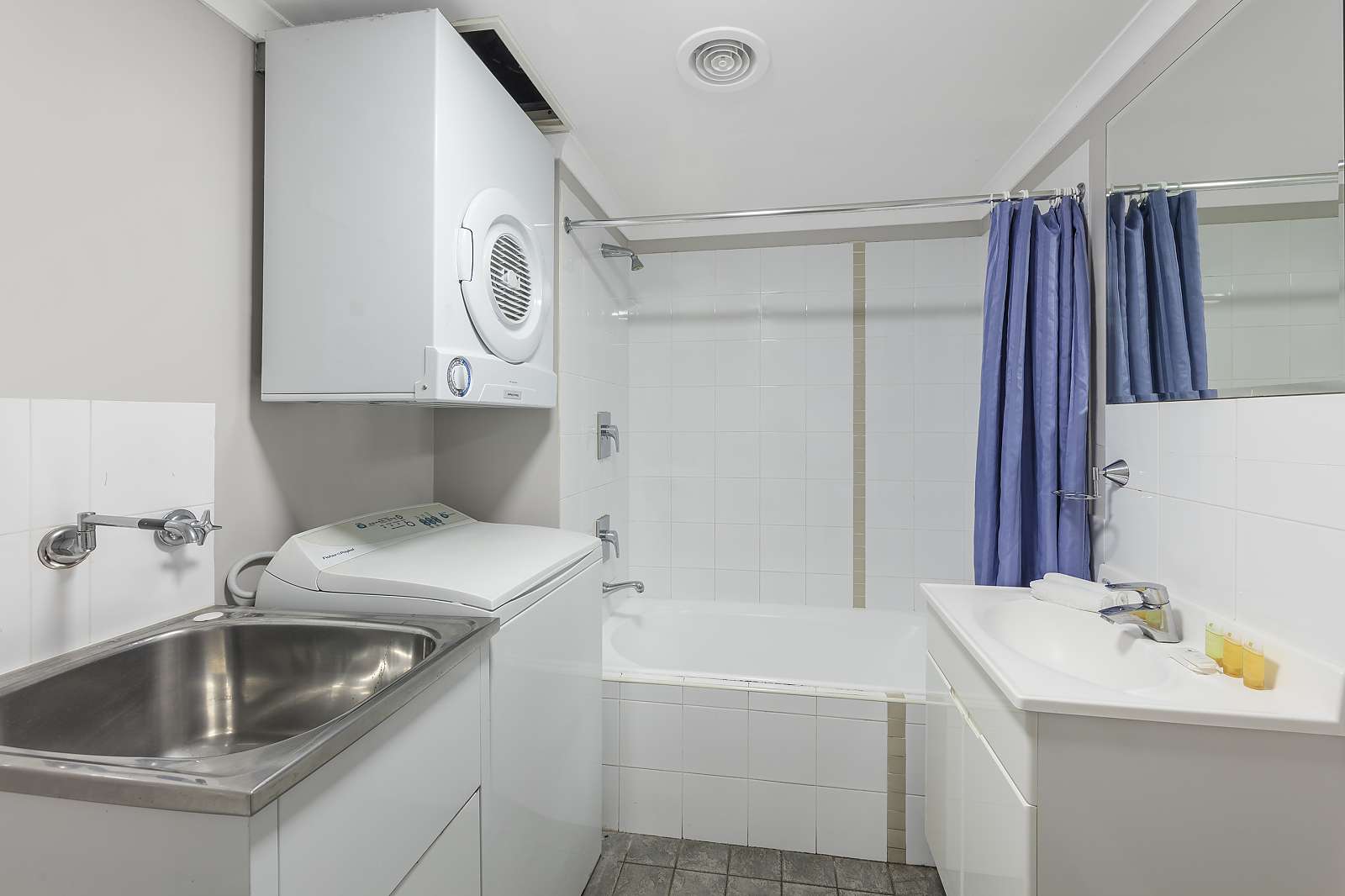 Actual Photos of a 2 Bedroom Apartment | Queen Nesuto The Entrance Apartment Hotel 324-Waldorf-Apartments-The-Entrance-Pty-Ltd-accomodation-The-Entrance