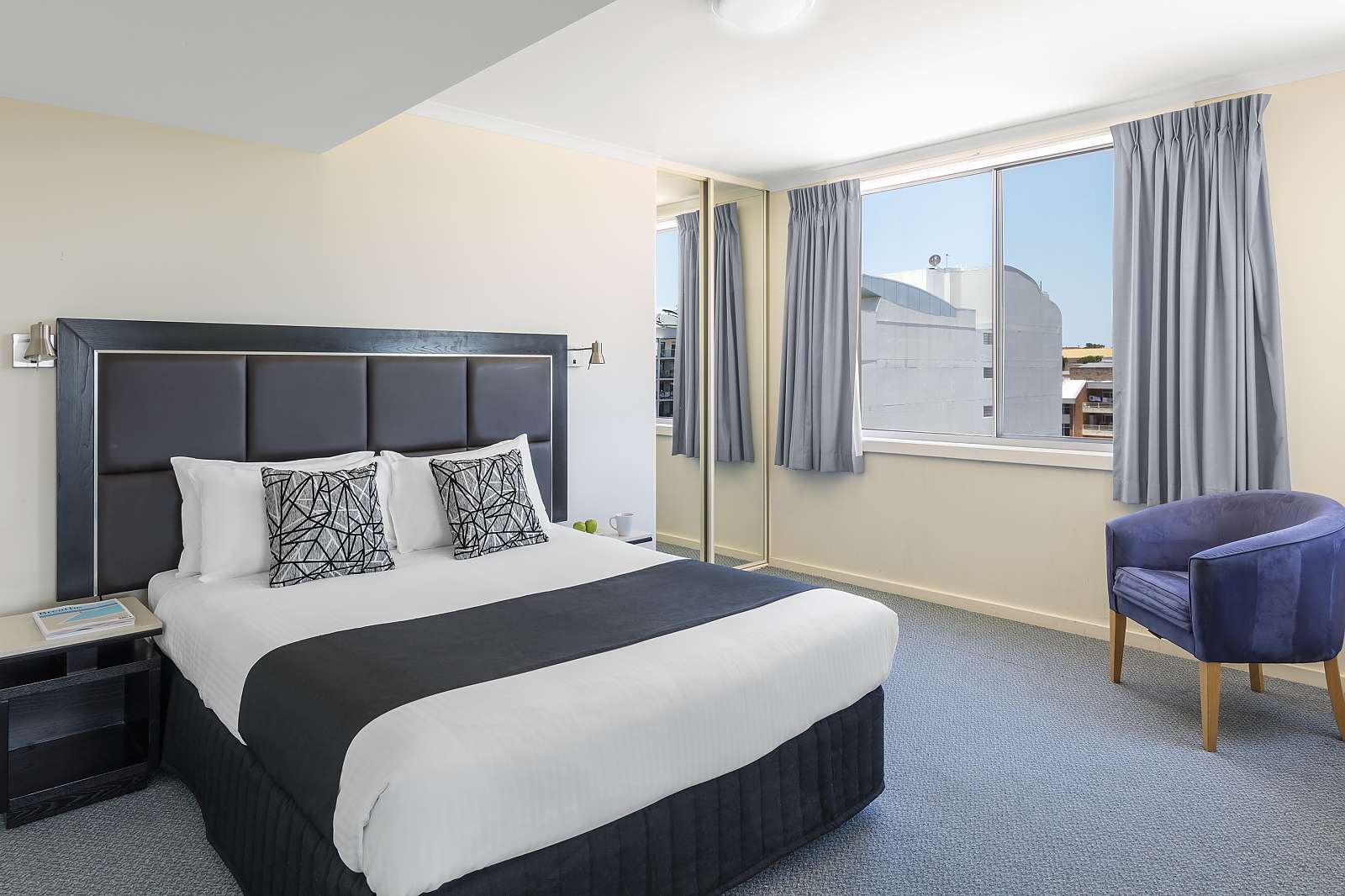 Actual Photos of a 2 Bedroom Apartment | Queen Nesuto The Entrance Apartment Hotel 324-Waldorf-Apartments-The-Entrance-Pty-Ltd-accomodation-The-Entrance