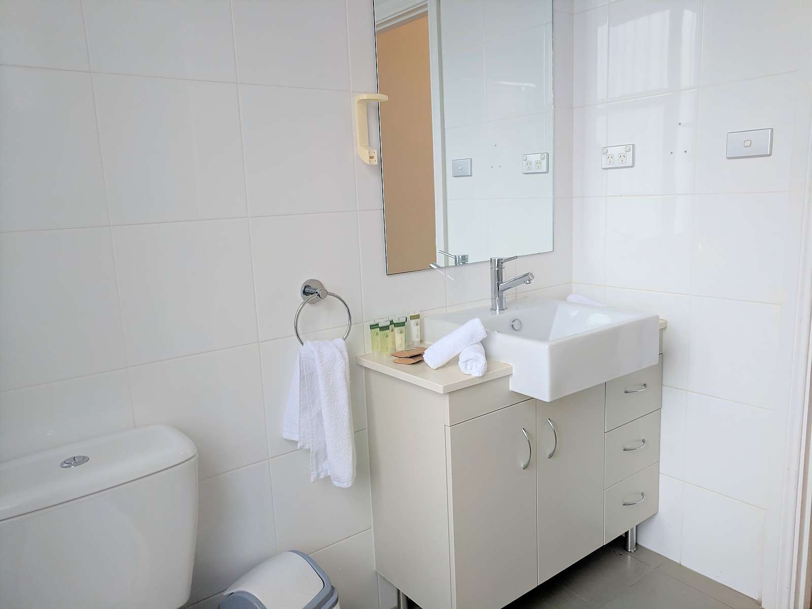 Actual Photos of a 1 Bedroom Apartment | King Nesuto Woolloomooloo Sydney Apartment Hotel 322-Waldorf-Australia-Group-accomodation-192