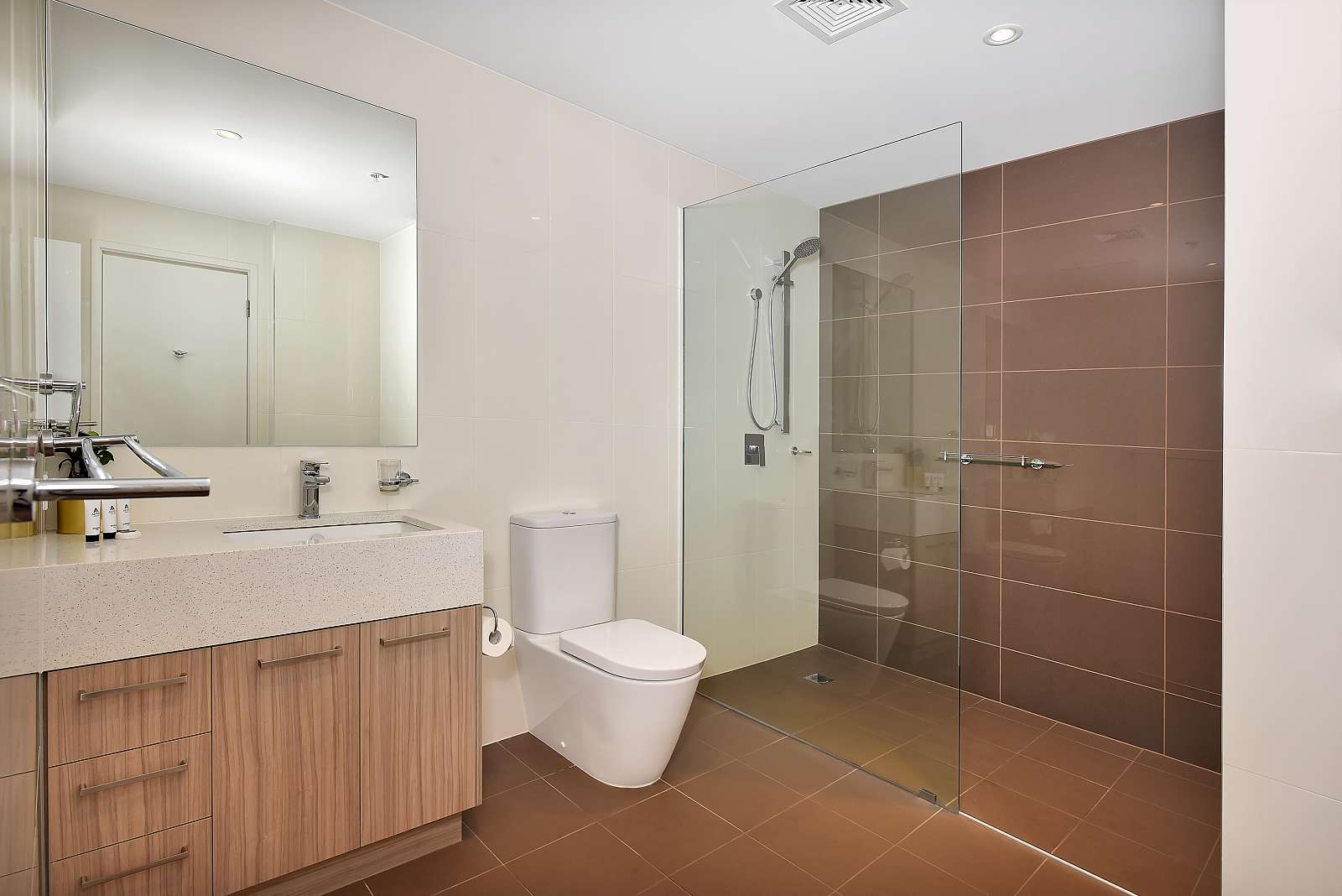 Actual Photos of a Classic Studio Apartment Vision On Morphett 308-Hennston-Management-Group-Pty-Ltd-accomodation-Adelaide-CBD