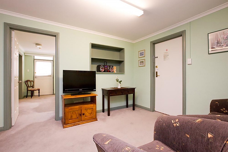 Actual Photos of a Large 2 Bedroom Unit Canberra Short Term and Holiday Accommodation 129-Manbrig-Pty-Ltd.-accomodation-Canberra