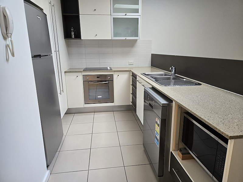 Actual Photos of a 1 Bedroom 1 Bathroom|Courtyard Quarterdecks Retreat 521-Bayside-Coastal-Management-Pty-Ltd-accomodation-301