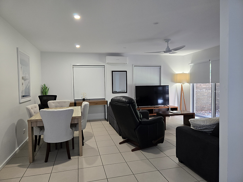 Actual Photos of a 2 Bedroom 1 Bathroom|Courtyard Quarterdecks Retreat 521-Bayside-Coastal-Management-Pty-Ltd-accomodation-301