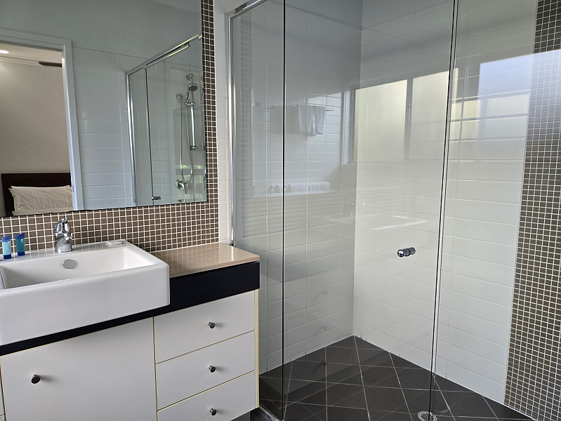 Actual Photos of a 2 Bedroom 1 Bathroom|Courtyard Quarterdecks Retreat 521-Bayside-Coastal-Management-Pty-Ltd-accomodation-301