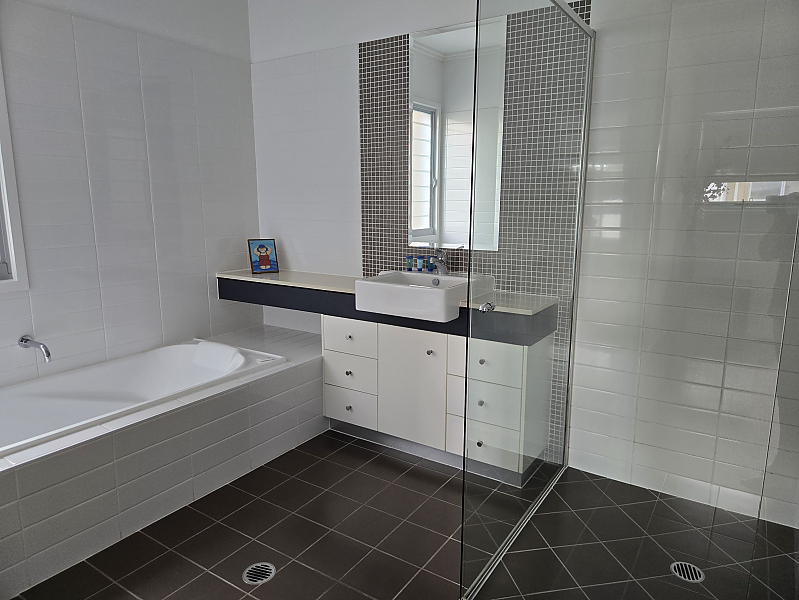 Actual Photos of a 3 Bedroom 1 Bathroom|Villa Quarterdecks Retreat 521-Bayside-Coastal-Management-Pty-Ltd-accomodation-301