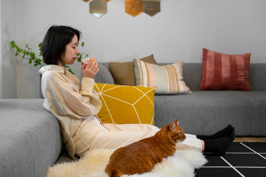 side view woman with cat