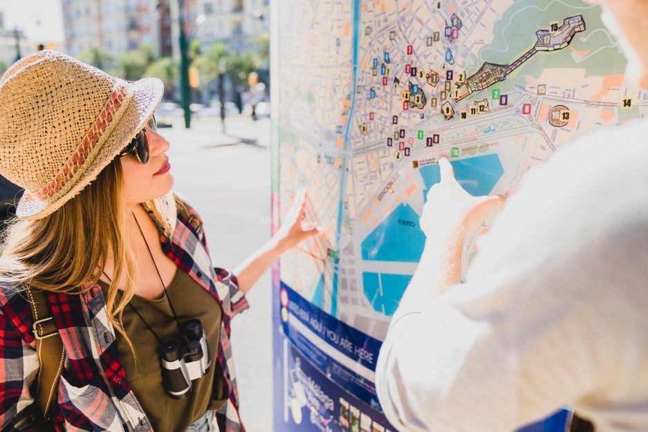 couple travellers in the city