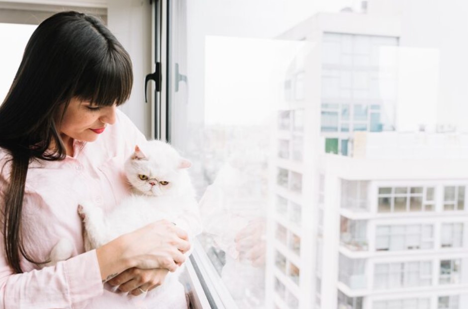Happy young girl posing with her cat